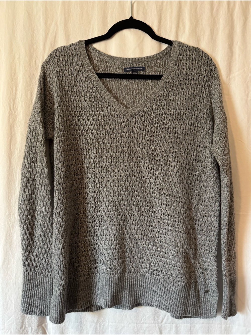 American Eagle Gray Textured Knit V‑Neck Sweater – Medium